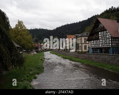 Stadtbild Panorama des alten historischen typischen traditionellen Fachwerkhauses Am Kinzig Fluss in Schiltach Rottweil Schwarzwald Schwarzwald Bad Stockfoto