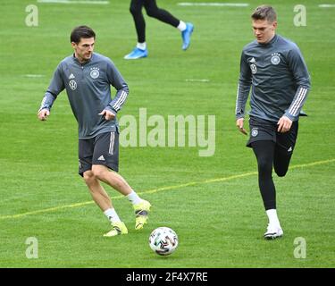 Düsseldorf, Deutschland. März 2021, 23rd. Jonas Hofmann und Matthias Ginter (Deutschland). GES./Fussball/DFB-Training Düsseldorf, die Team, 23.03.2021 Fußball: Training, Training Deutsche Nationalmannschaft, Düsseldorf, 23. März 2021 Quelle: dpa/Alamy Live News Stockfoto