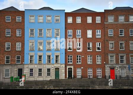 Fassadenansicht alter traditioneller Backsteingebäude in der Innenstadt von Dublin, Irland. Stockfoto