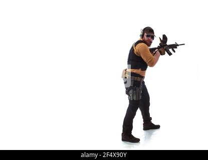Ein Mann in militärischer Uniform russischer Militärberater in der Moderne Mal auf weißem Hintergrund im Studio Stockfoto