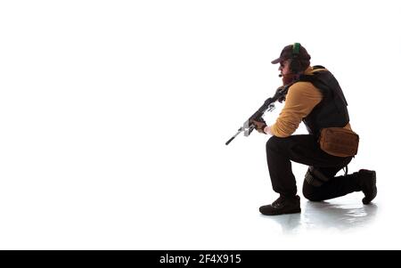 Ein Mann in militärischer Uniform russischer Militärberater in der Moderne Mal auf weißem Hintergrund im Studio Stockfoto