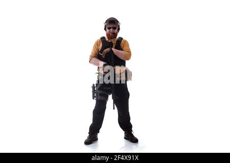 Ein Mann in militärischer Uniform russischer Militärberater in der Moderne Mal auf weißem Hintergrund im Studio Stockfoto