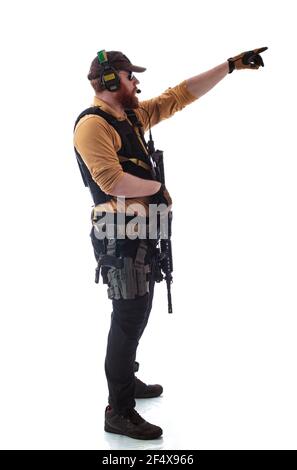 Ein Mann in militärischer Uniform russischer Militärberater in der Moderne Mal auf weißem Hintergrund im Studio Stockfoto