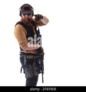 Ein Mann in militärischer Uniform russischer Militärberater in der Moderne Mal auf weißem Hintergrund im Studio Stockfoto