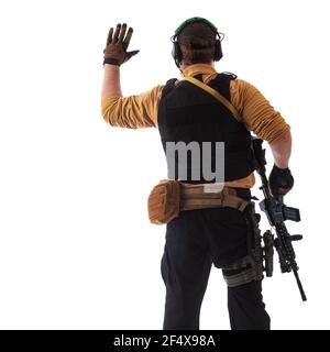 Ein Mann in militärischer Uniform russischer Militärberater in der Moderne Mal auf weißem Hintergrund im Studio Stockfoto