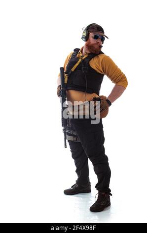 Ein Mann in militärischer Uniform russischer Militärberater in der Moderne Mal auf weißem Hintergrund im Studio Stockfoto