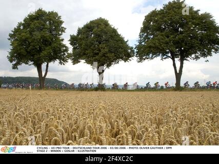 RADFAHREN - UCI PRO TOUR - DEUTSCHLAND TOUR 2006 - 03/08/2006 - FOTO: OLIVIER GAUTHIER / DPPI STAGE 2 - MINDEN > GOSLAR - ILLUSTRATION Stockfoto