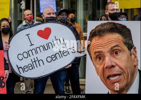 USA. März 2021, 23rd. Am Dienstag, den 23. März, 2021 Anbieter von NYC Nachbarschaft Gemeinde Gesundheitskliniken, Patienten, Und Gemeindegesundheitsbefürworter hielten eine Kundgebung ab und sprachen sich gegen die Heuchelei des Gouverneurs Cuomo im Gesundheitswesen aus, da sein Vorschlag, das kommunale Sicherheitsnetz von 340B zu 32 Schließung von Nachbarschaftskliniken, dem Verlust von mehr als 700 Arbeitsplätzen im Gesundheitswesen, führen wird. Und wird das Leben von Millionen von New Yorkern gefährden. (Foto von Erik McGregor/Sipa USA) Quelle: SIPA USA/Alamy Live News Stockfoto