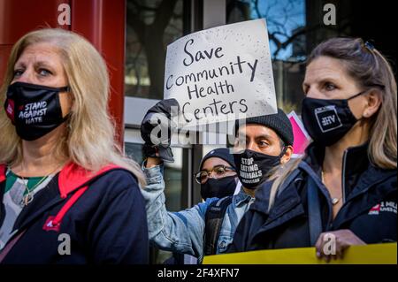 USA. März 2021, 23rd. Am Dienstag, den 23. März, 2021 Anbieter von NYC Nachbarschaft Gemeinde Gesundheitskliniken, Patienten, Und Gemeindegesundheitsbefürworter hielten eine Kundgebung ab und sprachen sich gegen die Heuchelei des Gouverneurs Cuomo im Gesundheitswesen aus, da sein Vorschlag, das kommunale Sicherheitsnetz von 340B zu 32 Schließung von Nachbarschaftskliniken, dem Verlust von mehr als 700 Arbeitsplätzen im Gesundheitswesen, führen wird. Und wird das Leben von Millionen von New Yorkern gefährden. (Foto von Erik McGregor/Sipa USA) Quelle: SIPA USA/Alamy Live News Stockfoto