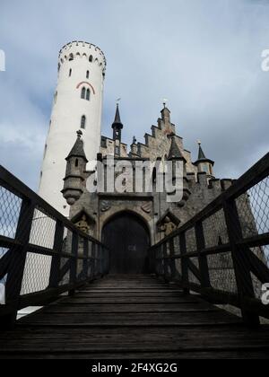 Hölzerne Zugbrücke auf Schloss Lichtenstein auf einem Hügel Felskante im Echaz Tal Honau Reutlingen Schwäbische Alb Baden Württemberg Deutschland Stockfoto