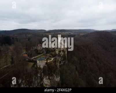 Luftpanorama von Schloss Lichtenstein auf einem Hügel Felskante im Echaz Tal Honau Reutlingen Schwäbische Alb Baden Württembergische Germa Stockfoto