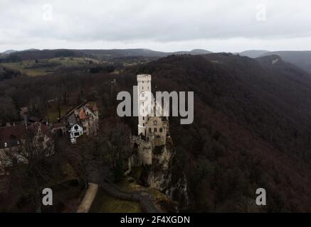 Luftpanorama von Schloss Lichtenstein auf einem Hügel Felskante im Echaz Tal Honau Reutlingen Schwäbische Alb Baden Württembergische Germa Stockfoto