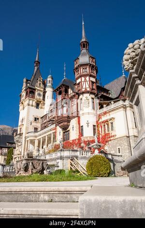 Schöne berühmte Peles Royal Castle und Ziergarten in der Herbstsaison. Gebäude im Stil der deutschen Neorenaissance. Sinaia, Bezirk Prahova, Tal auf den Karpaten. Unesco-Weltkulturerbe Stockfoto
