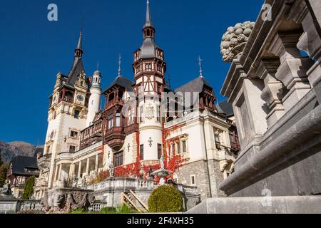 Schöne berühmte Peles Royal Castle und Ziergarten in der Herbstsaison. Gebäude im Stil der deutschen Neorenaissance. Sinaia, Bezirk Prahova, Tal auf den Karpaten. Unesco-Weltkulturerbe Stockfoto