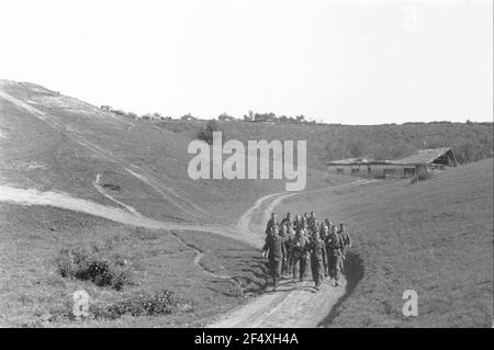 Zweiter Weltkrieg. Bilder auf der Vorderseite. Sowjetunion. Trupp marschierende Angehörige der deutschen Wehrmacht nicht weit von einem Dorf entfernt Stockfoto