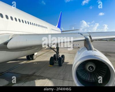 Teil eines Flugzeugs vor dem Abflug auf der Asphalt von Flughafen Prinzessin Juliana in Saint Martin in der Karibik Stockfoto