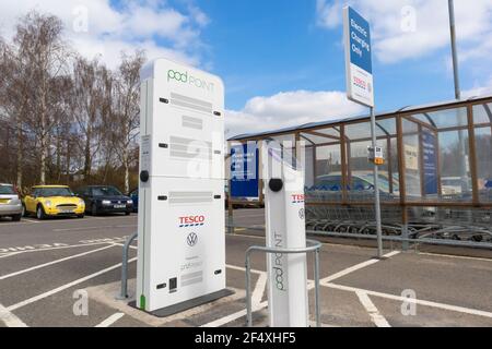 Pod Point elektrisches Ladegerät bei tesco, tenterden, kent, großbritannien Stockfoto