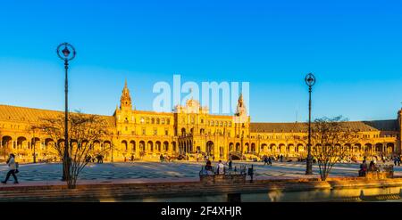 Spanische Schritte am Ende des Tages, in Sevilla, Andalusien, Spanien Stockfoto