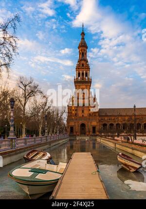 Spanische Schritte am Ende des Tages, in Sevilla, Andalusien, Spanien Stockfoto