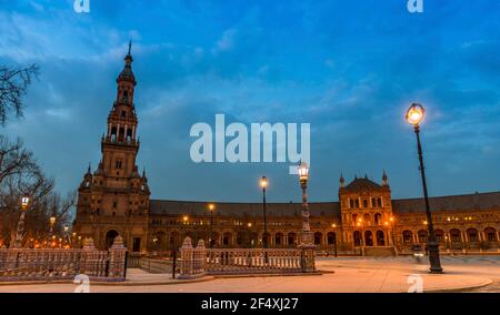 Spanische Schritte am Ende des Tages, in Sevilla, Andalusien, Spanien Stockfoto