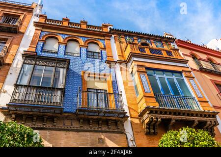 Traditionelle Fassade von Wohngebäuden mit Azulejos, in Sevilla, Andalusien, Spanien Stockfoto