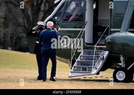 Der Präsident der Vereinigten Staaten, Joe Biden, begrüßt am Dienstag, den 23. März 2021, vor dem Einstieg in Marine One auf dem South Lawn des Weißen Hauses in Washington D.C., USA, während er sich auf die Reise nach Columbus, Ohio, vorbereitet. Quelle: Stefani Reynolds / Pool/Sipa USA Stockfoto