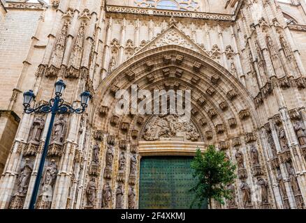 Westportal der Kathedrale von Sevilla in Andalusien, Spanien Stockfoto
