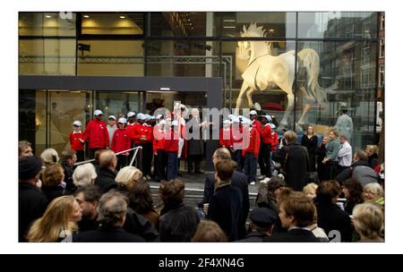 Sir Richard Attenborough eröffnet das neue Einhorn Theater auf Tooley st in Londonpic David Sandison 1/12/2005 Stockfoto