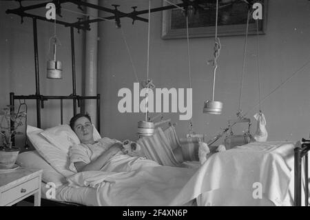 Zweiter Weltkrieg. Lazarett (wahrscheinlich in Holland). Verwundete Angehörige der deutschen Wehrmacht im Krankenhausbett Stockfoto