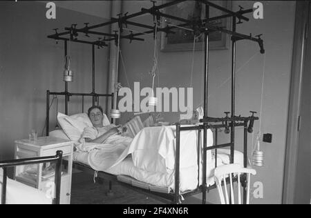 Zweiter Weltkrieg. Lazarett (wahrscheinlich in Holland). Verwundete Angehörige der deutschen Wehrmacht im Krankenhausbett Stockfoto