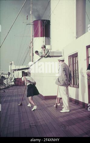 Bordle Leben. Passagiere spielen auf dem Oberdeck des Passagierschiffs CAP Arcona Shuffleboard Stockfoto