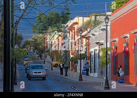 Bunte Häuser in der Kolonialstraße in Oaxaca City, südwestlich von Mexiko Stockfoto