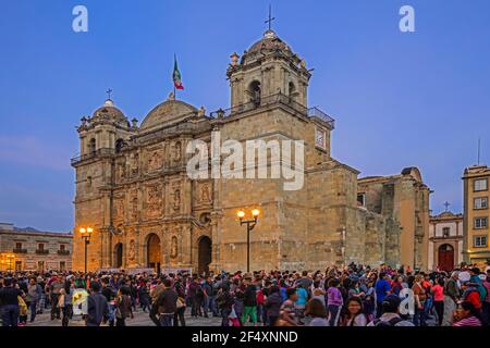 Kathedrale unserer Lieben Frau von der Himmelfahrt / Catedral Metropolitana de Nuestra Señora de la Asunción bei Sonnenuntergang in Oaxaca-Stadt, südwestlich von Mexiko Stockfoto