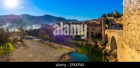 Schöne mittelalterliche Brücke in Besalu, Katalonien, Spanien Stockfoto