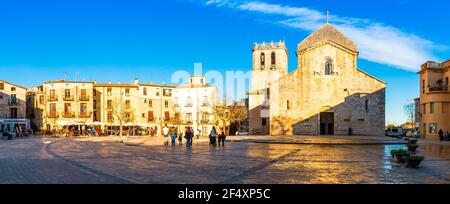 Panorama des Platzes mit der Kirche St. Vincent de Besalú im Zentrum des mittelalterlichen Dorfes Katalonien, Spanien Stockfoto