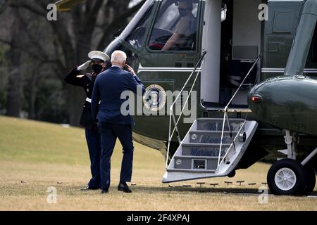 Der Präsident der Vereinigten Staaten, Joe Biden, begrüßt am Dienstag, den 23. März 2021, vor dem Einstieg in Marine One auf dem South Lawn des Weißen Hauses in Washington D.C., USA, während er sich auf die Reise nach Columbus, Ohio, vorbereitet. Kredit: Stefani Reynolds / Pool über CNP Stockfoto