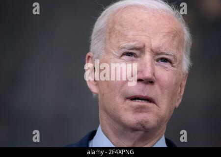 Washington DC, USA. März 2021, 23rd. US-Präsident Joe Biden hält am Dienstag, den 23. März 2021 in Washington D.C. im State Dining Room des Weißen Hauses Bemerkungen über die Massenschießerei in Boulder, Colorado.Quelle: Stefani Reynolds / Pool via CNP Quelle: Abaca Press/Alamy Live News Stockfoto