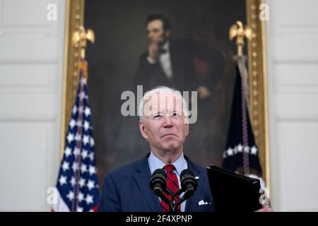 Washington DC, USA. März 2021, 23rd. US-Präsident Joe Biden hält am Dienstag, den 23. März 2021 in Washington D.C. im State Dining Room des Weißen Hauses Bemerkungen über die Massenschießerei in Boulder, Colorado.Quelle: Stefani Reynolds / Pool via CNP Quelle: Abaca Press/Alamy Live News Stockfoto