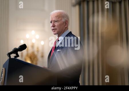 Washington DC, USA. März 2021, 23rd. US-Präsident Joe Biden hält am Dienstag, den 23. März 2021 in Washington D.C. im State Dining Room des Weißen Hauses Bemerkungen über die Massenschießerei in Boulder, Colorado.Quelle: Stefani Reynolds / Pool via CNP Quelle: Abaca Press/Alamy Live News Stockfoto