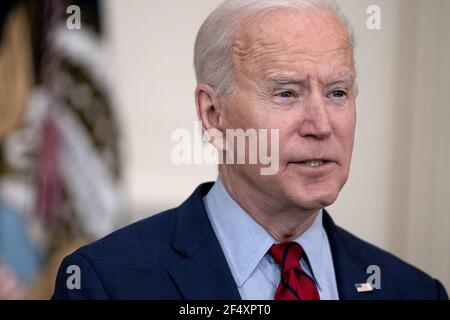 Washington DC, USA. März 2021, 23rd. US-Präsident Joe Biden hält am Dienstag, den 23. März 2021 in Washington D.C. im State Dining Room des Weißen Hauses Bemerkungen über die Massenschießerei in Boulder, Colorado.Quelle: Stefani Reynolds / Pool via CNP Quelle: Abaca Press/Alamy Live News Stockfoto
