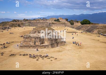 Touristen besuchen den Pyramidenkomplex Monte Alban, präkolumbianische archäologische Stätte in Santa Cruz Xoxocotlán, Oaxaca, südwestlich von Mexiko Stockfoto