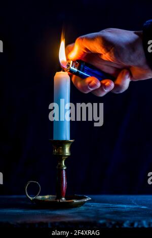 Magdeburg, Deutschland. März 2021, 21st. Ein Mann zündet eine Kerze an (posierte Szene). Quelle: Stephan Schulz/dpa-Zentralbild/ZB/dpa/Alamy Live News Stockfoto