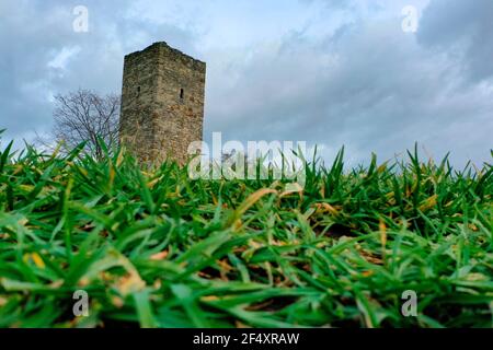 Magdeburg, Deutschland. März 2021, 21st. Die Blaue Warte zwischen Wanzleben und Oschersleben ist eines der ältesten Bauwerke der Magdeburger Börde. Der Wachturm wurde 1438 aus Feldsteinen als Grenzstein zwischen den von germanischen und slawischen Völkern besiedelten Gebieten errichtet. Nur zwei weitere Wachtürme aus dieser Zeit haben sich in Sachsen-Anhalt erhalten. Quelle: Stephan Schulz/dpa-Zentralbild/ZB/dpa/Alamy Live News Stockfoto