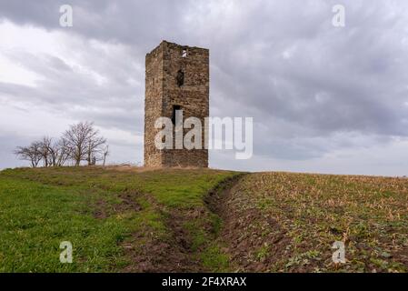 Magdeburg, Deutschland. März 2021, 21st. Die Blaue Warte zwischen Wanzleben und Oschersleben ist eines der ältesten Bauwerke der Magdeburger Börde. Der Wachturm wurde 1438 aus Feldsteinen als Grenzstein zwischen den von germanischen und slawischen Völkern besiedelten Gebieten errichtet. Nur zwei weitere Wachtürme aus dieser Zeit haben sich in Sachsen-Anhalt erhalten. Quelle: Stephan Schulz/dpa-Zentralbild/ZB/dpa/Alamy Live News Stockfoto