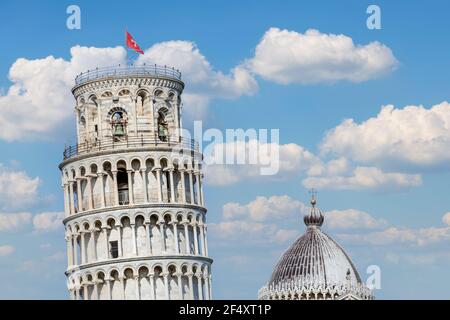 Pisa Turm und Kuppel der Kathedrale von Pisa in Italien. Blauer Himmel im Hintergrund. Stockfoto