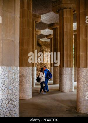 Säulenstrukturen und geflieste Kuppeln an der Decke des Hypostyle-Raumes im Parc Güell, Barcelona, Katalonien, Spanien Stockfoto