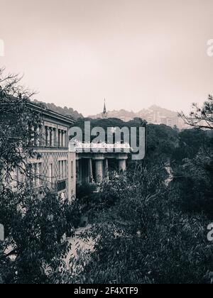 Parc Güell am Morgen an einem bewölkten Tag. Barcelona, Katalonien, Spanien Stockfoto