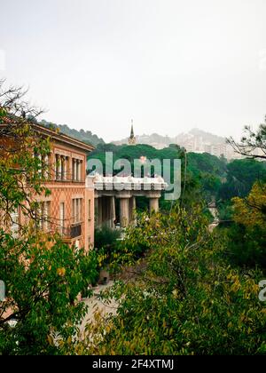 Der beliebte Parc Güell in Barcelona, Katalonien, Spanien an einem bewölkten Morgen Stockfoto