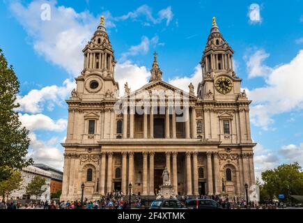 Hauptfassade der St. Paul's Cathedral und Queen Anne Statue, in London, England, Großbritannien Stockfoto