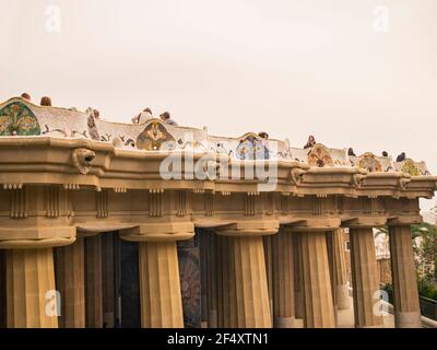 Besucher der terrasse placa de la Natura im Parc Güell, auf den Säulenstrukturen des Sala Hipostila. Barcelona, Katalonien, Spanien Stockfoto